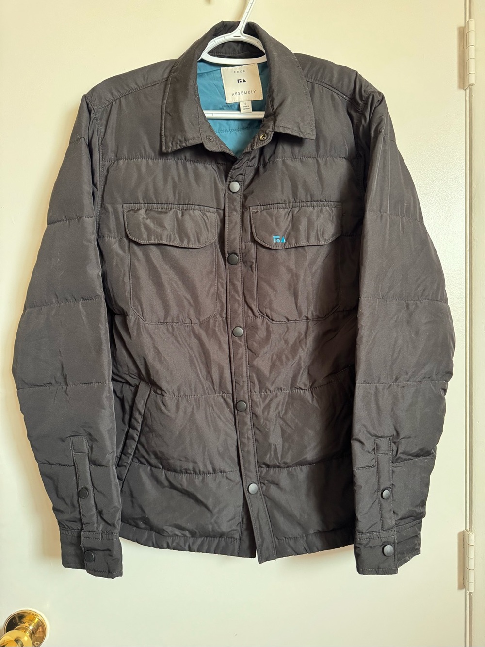 Assembly Label Men's Quilted Puffer Jacket in Black with Blue Lining
